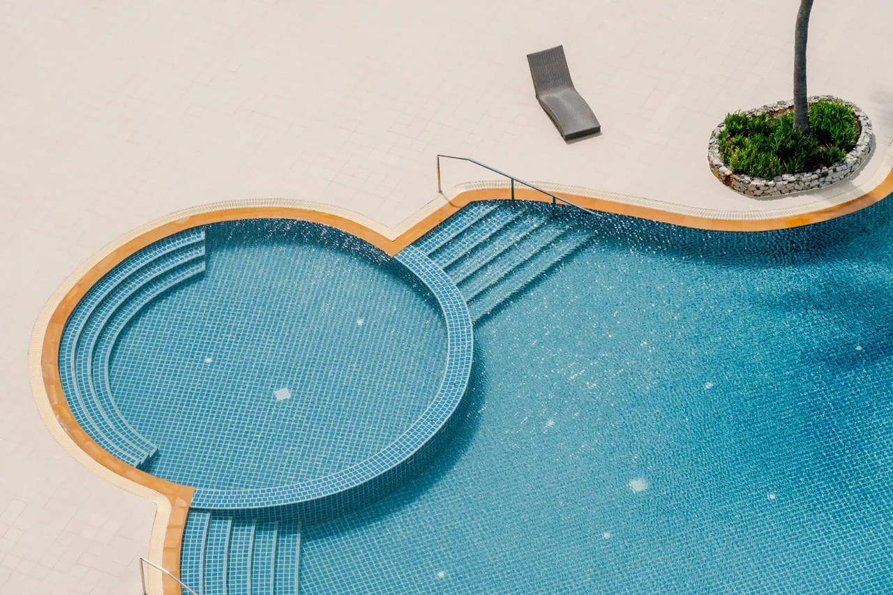 Piscină exterioară cu formă curbată, văzută de sus