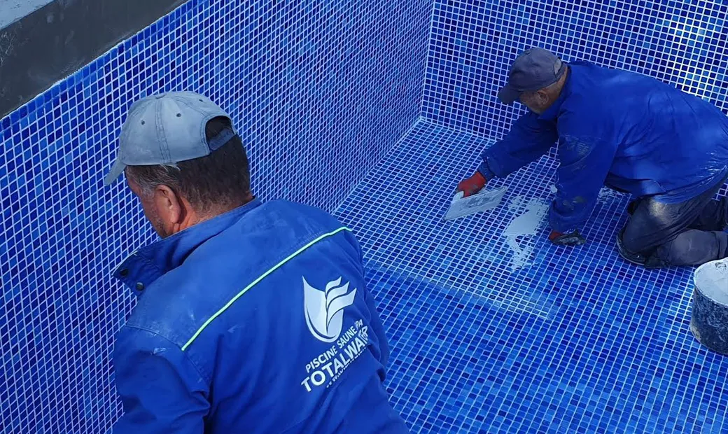 Echipa Total Water lucrând la finisajul din mozaic al unei piscine