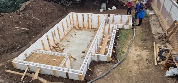 Structura Isoblock a unei piscine pe șantier, cu blocurile din polistiren montate și armate